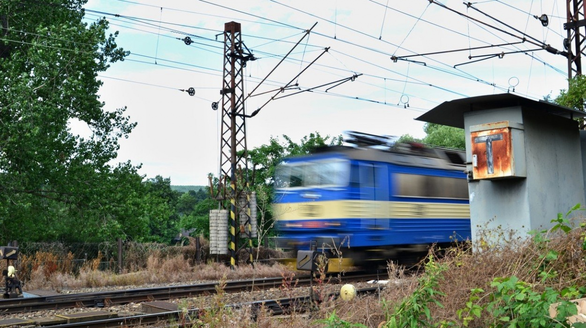 Senior, který způsobil nehody dvou vlaků, dostal čtyřletý trest. Zaplatí také statisíce korun