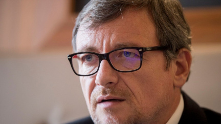 Aktualizováno: Začalo soudní líčení v další části Rathovy kauzy. Exhejtman dorazil s transparentem