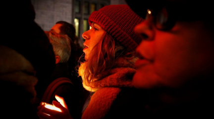 Poláci truchlí za starostu Gdaňsku. Policisté zatkli muže, kteří vyzývali k násilí