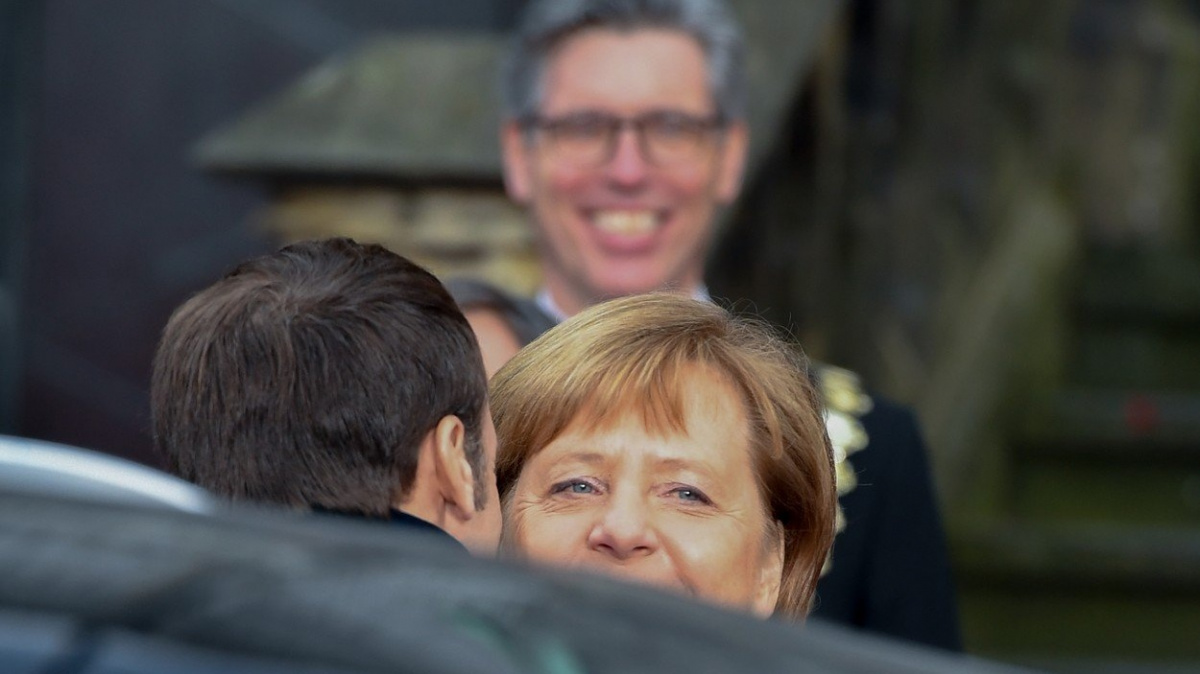 Merkelová a Macron v Cáchách uzavřeli smlouvu o spolupráci 'pro zvláštní časy'
