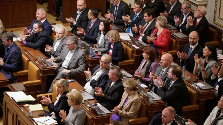 Sněmovna odmítla širší zmírnění podmínek pro oddlužení lidí