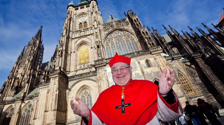 Modlí se čeští klerici za nezdaněné miliardy a růst akcií?