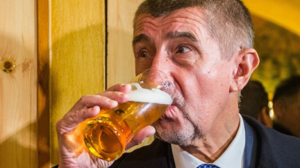 Komentář: DPH klesá, ceny zůstávají. Ani malé pivo nezlevní