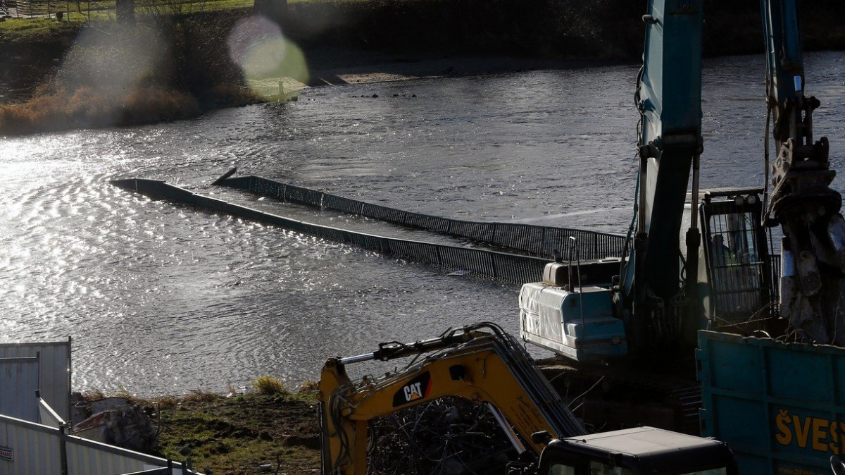 Pád lávky v Troji: Dva ze čtyř zraněných dostali odškodnění