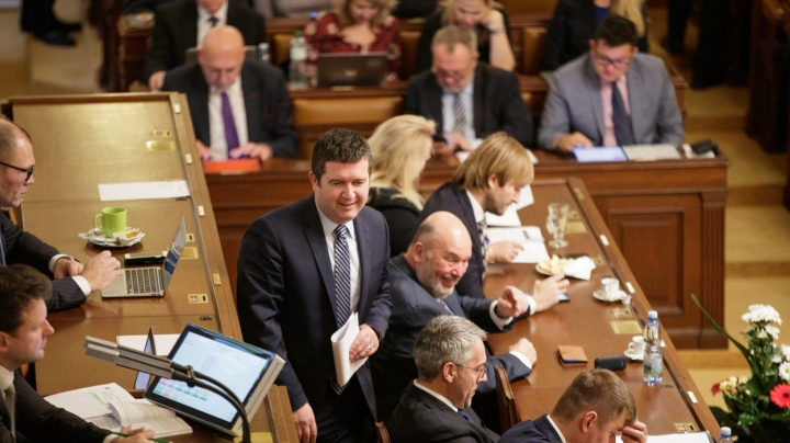 Poslanci se pohádali kvůli vyhošťování cizinců. Bouchalo se do lavic