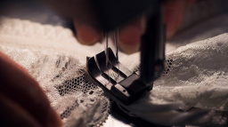 Jak vzniká módní kousek, u kterého každý milimetr hraje roli