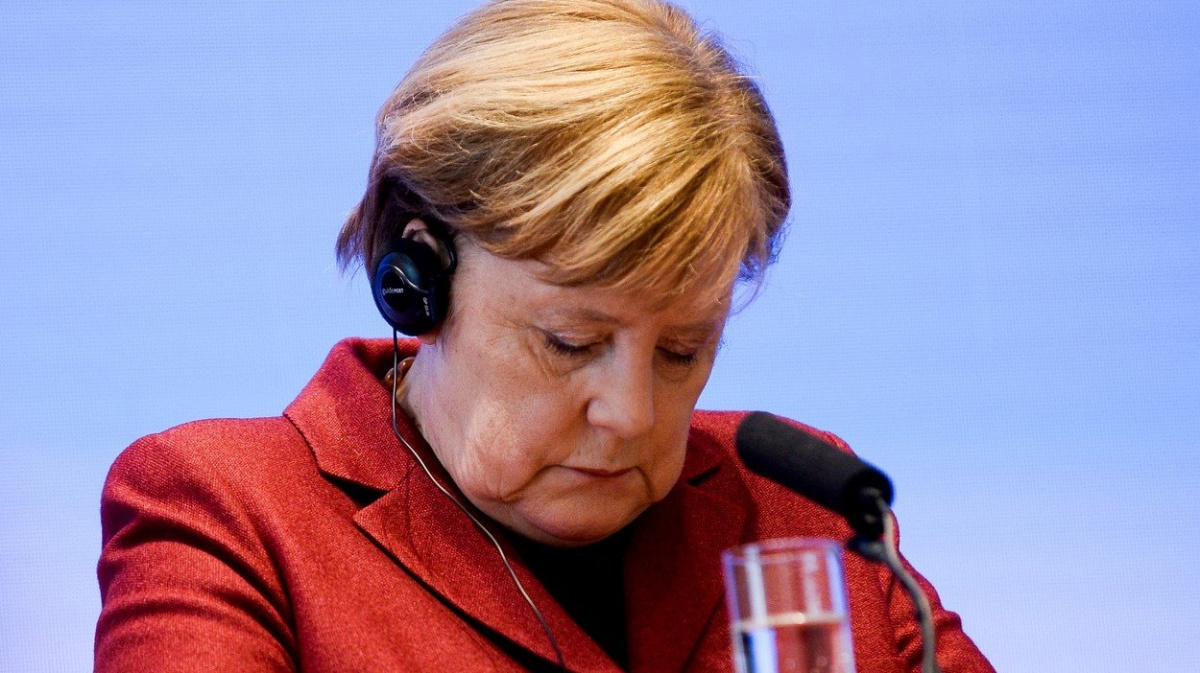 Češi prý nevěří Merkelové a Putinovi, přibyl i nováček