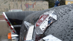 Ruských diplomatických aut je v Česku víc než diplomatů. Škrtat je se nedaří