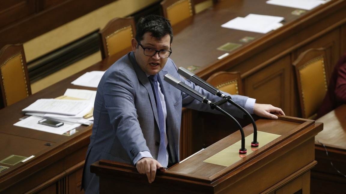 ČSSD sepsula plán na plošné snížení státních zaměstnanců, podpořil ji Středula