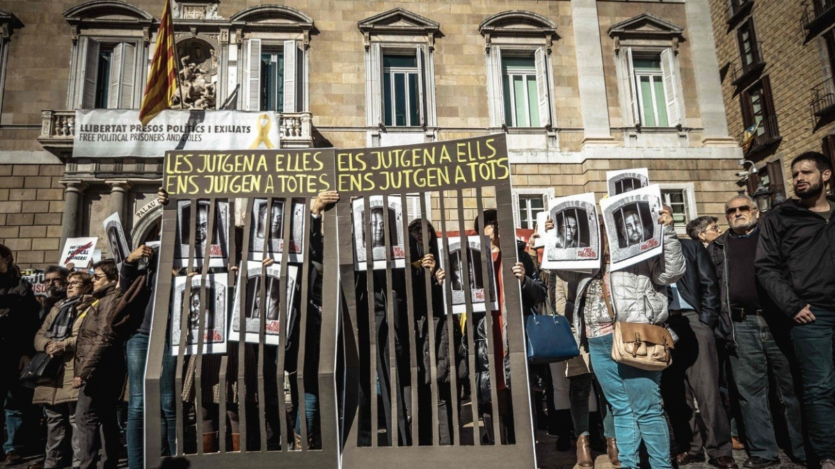 Za každou uťatou hlavu narostou dvě další