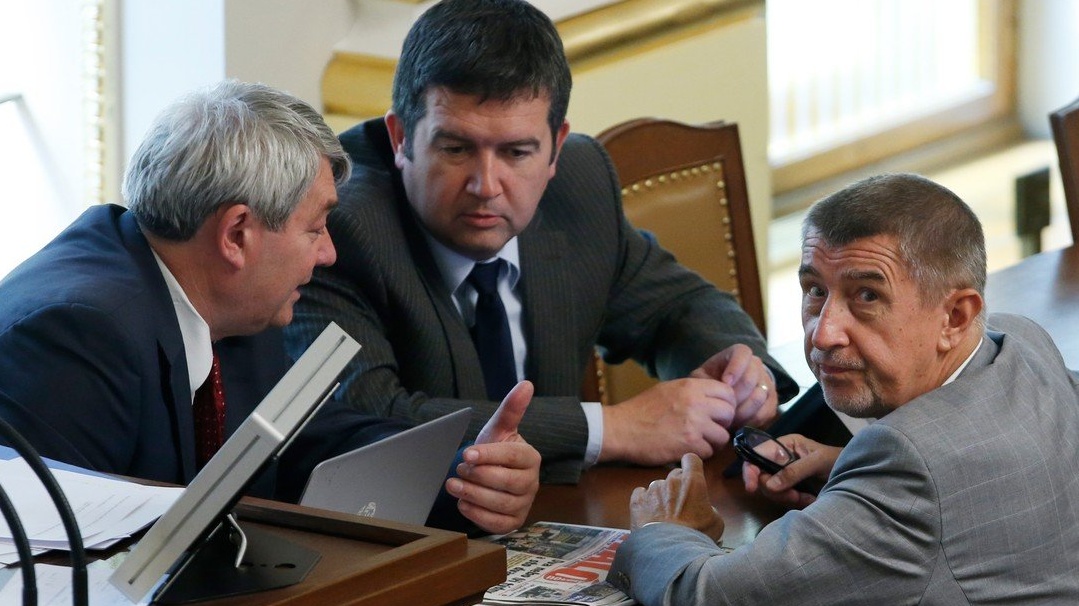 Komunisté hrozí Babišovi. Za jeho vládu se však modlí