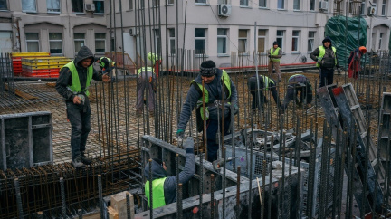 Vládě je jedno, že nemocnice nevyhovují. Lidé se naštvali a staví si vlastní