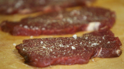 Aktualizováno: Potíž se závadným hovězím: Zveličujete to, soptí polský ministr