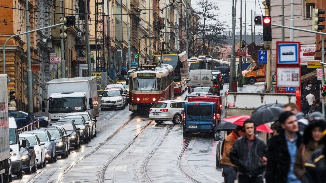 Praha zavede MHD zdarma v období smogu, chce omezit i topení uhlím