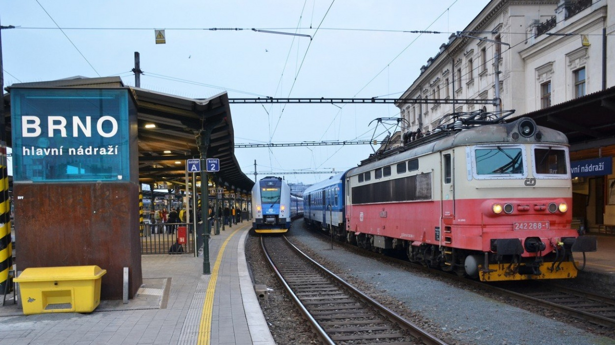 Při srážce vlaků v Brně bylo zraněno 23 lidí, Ťok chce zpřísnit dohled nad strojvedoucími