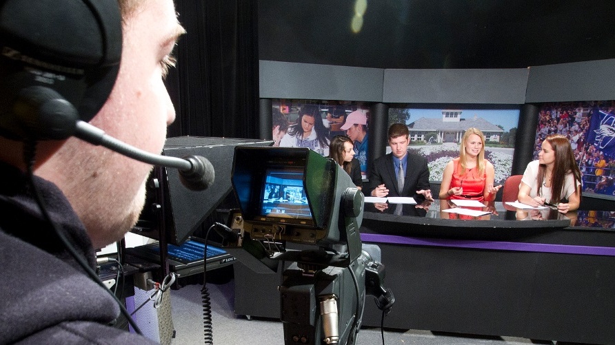 Ženy jsou sice v českých médiích vidět, o obsahu ale stále rozhodují hlavně muži