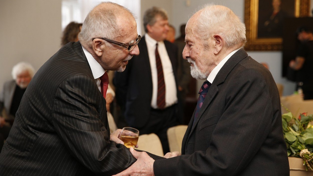 Zvolí poslanci zástupce ombudsmanky, nebo nechají věc vyhnít?