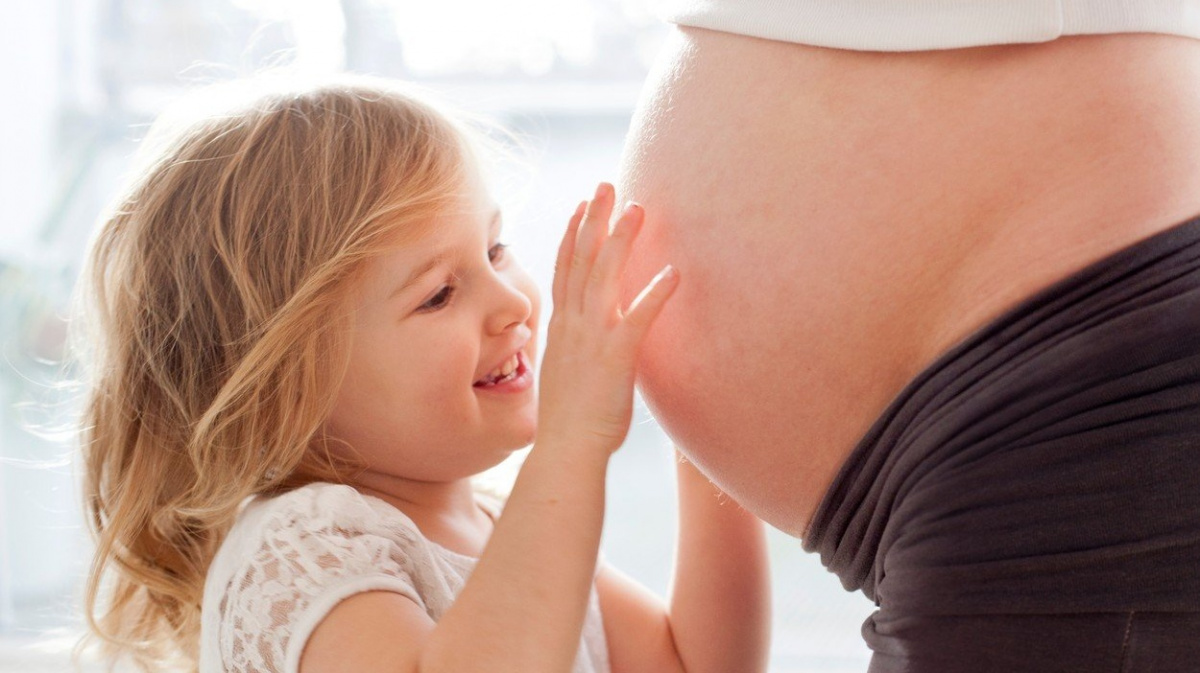 Evropa, jak ji známe, vymírá. Zoufalé Evropanky zachraňují planetu, nerodí