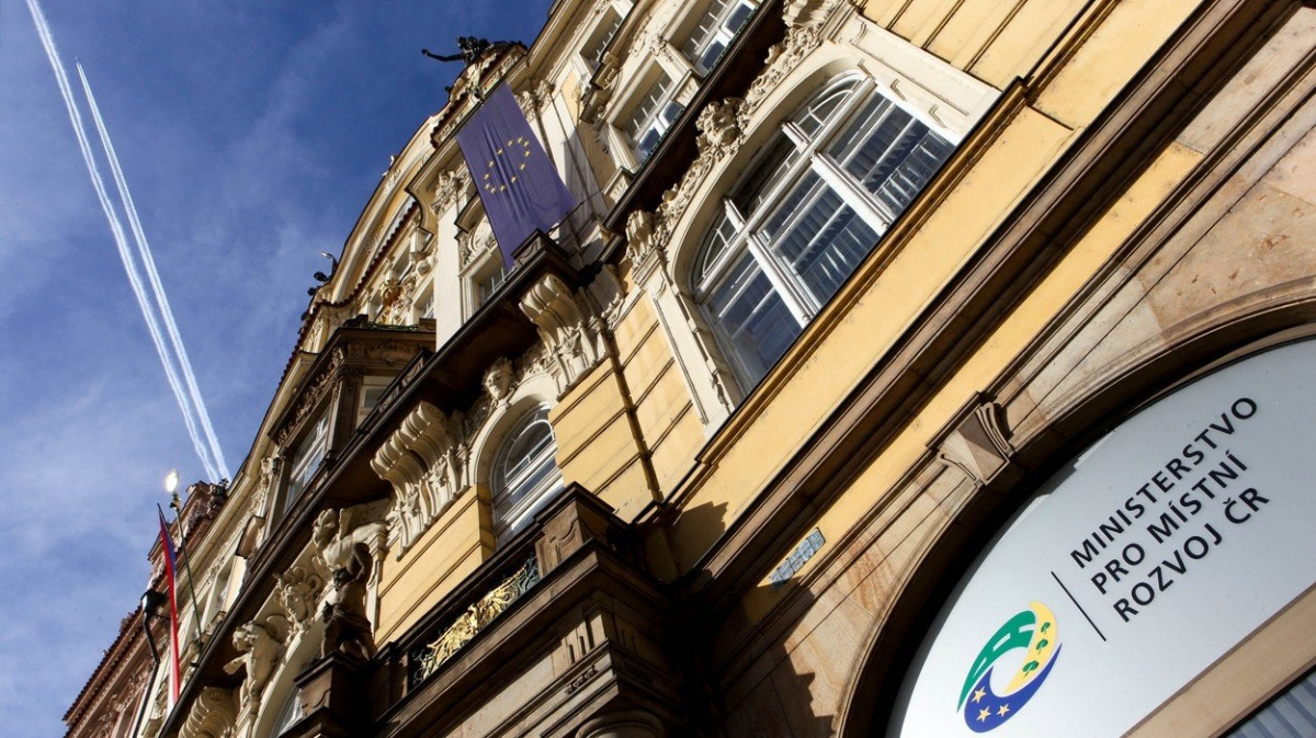 Ministerstva neprověřila, na co poskytla miliardové dotace neziskovkám