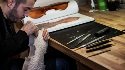 Mladý nástupce Stradivariho, kterému 'rvou ruce' hudebníci z celého světa