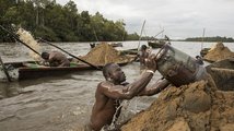 Těžaři písku v Kamerunu