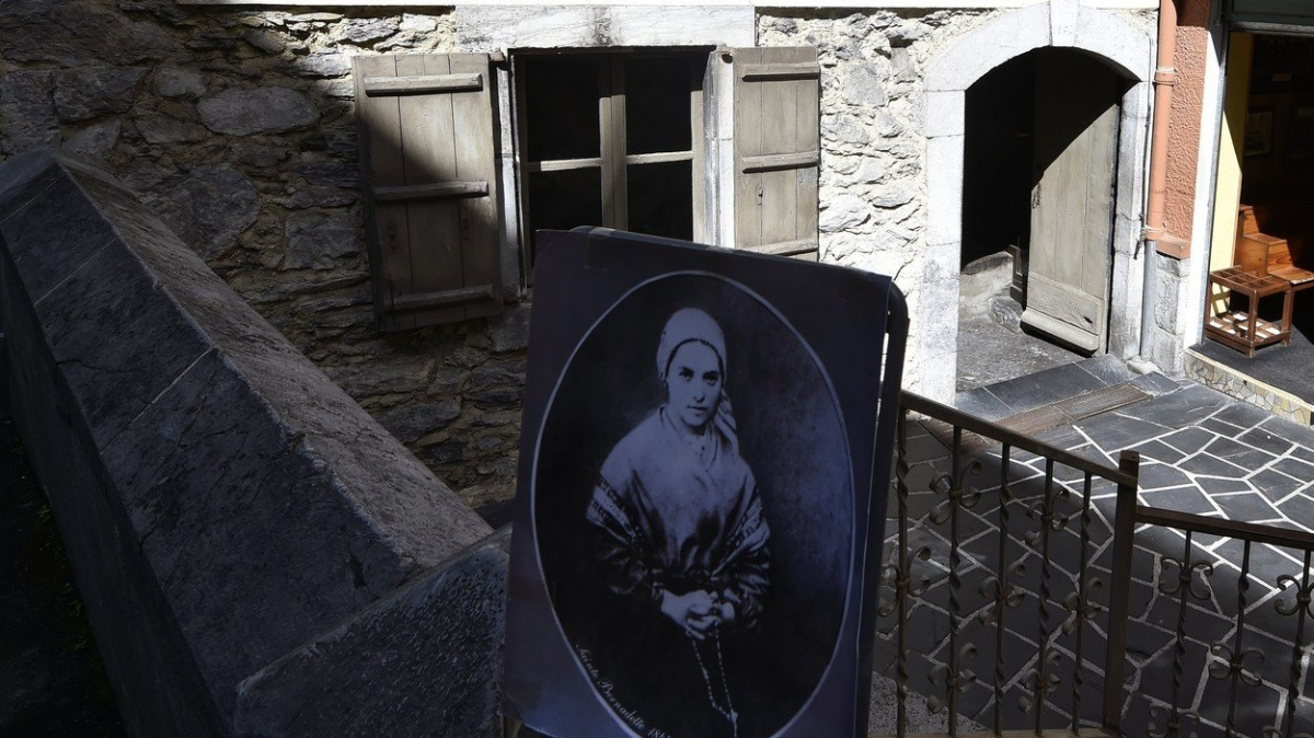 Příběh mladičké Bernadette vzbudil rozruch a započal slávu Lurd