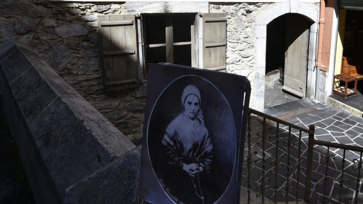 Příběh mladičké Bernadette vzbudil rozruch a započal slávu Lurd