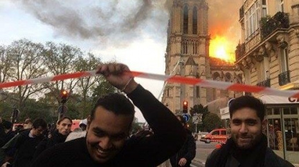Zkázu Notre-Dame využívají i autoři hoaxů. Za požárem vidí smějící se muslimy i 'černé vdovy'