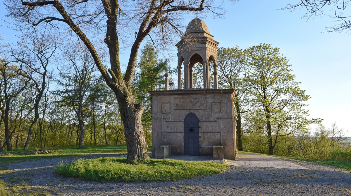 Zapomenuté symboly Velikonoc: Boží hroby, Hořické pašije a Velikonoční jezdci