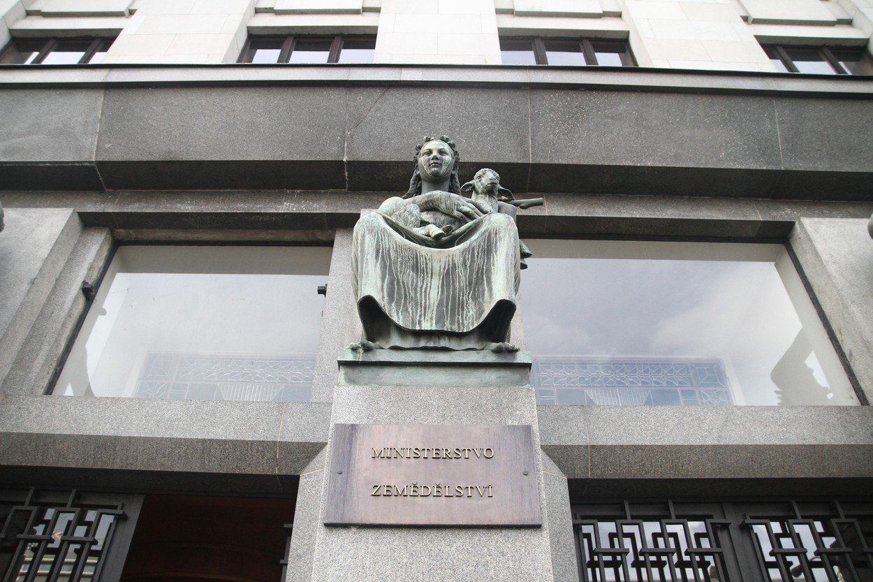 Na ministerstvu zemědělství a v sídle Lesů ČR zasahuje protimafiánský útvar
