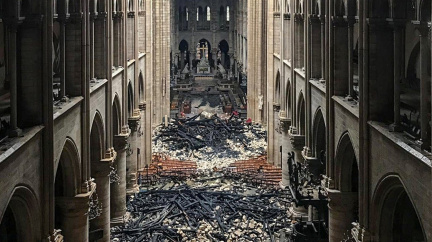 Komentář: Proč zachraňujeme katedrály, když jsme nenakrmili hladové