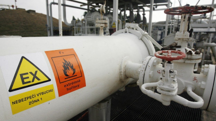 Znečištěnou ropu z ropovodu Družba nechce ani Česko, rafinerie má zásoby na týden
