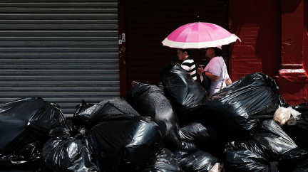 Loví poklady v popelnicích miliardářů. Přežívá díky zakladateli Facebooku