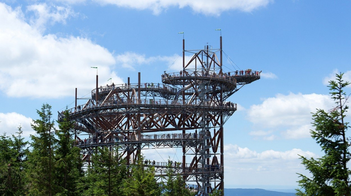 Klasické rozhledny jsou nuda. Lidé se chtějí procházet 'v oblacích' a mezi stromy