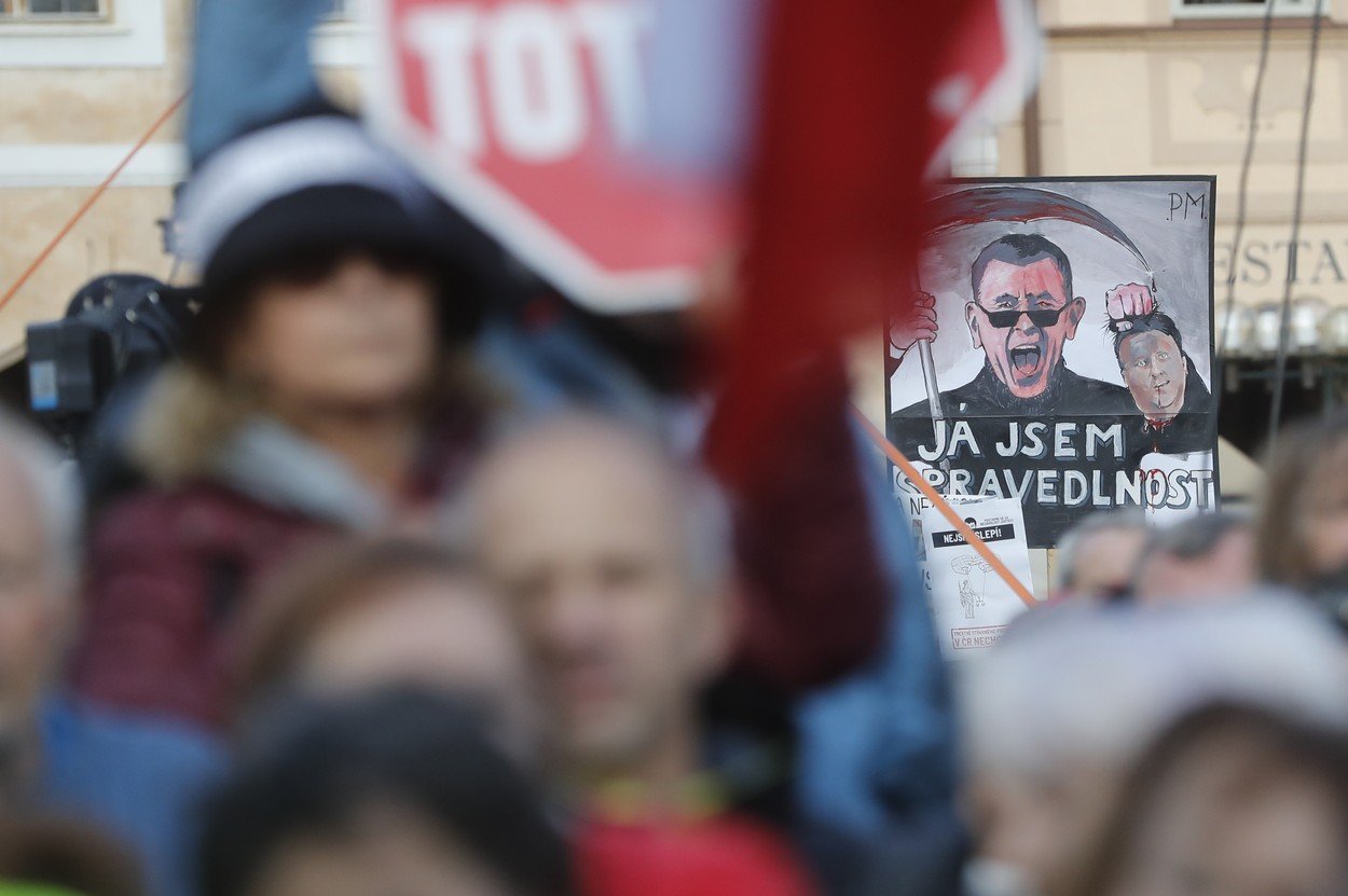 Demonstrace proti Babišovi a Benešové: Moc leží na zemi, kdo si pro ni sáhne?