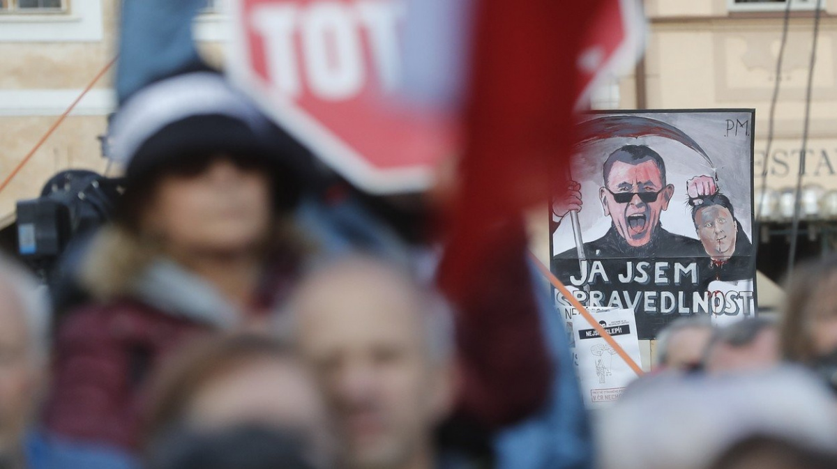 Demonstrace proti Babišovi a Benešové: Moc leží na zemi, kdo si pro ni sáhne?