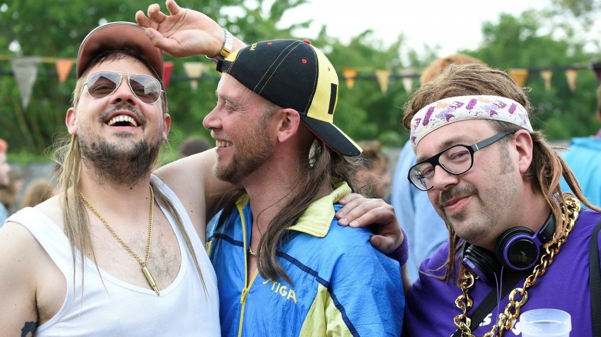 Vpředu byznys, vzadu párty: Příznivci vokuhily bujaře slavili