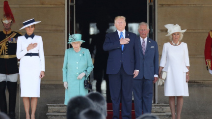 Aktualizováno: Trump dorazil do Velké Británie, setkal se s královnou