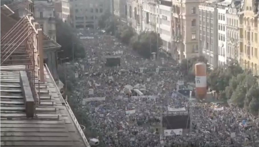Desetitisíce demonstrantů žádaly demisi Babiše a Benešové