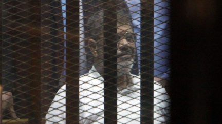 V Egyptě během soudu zemřel svržený exprezident Mursí