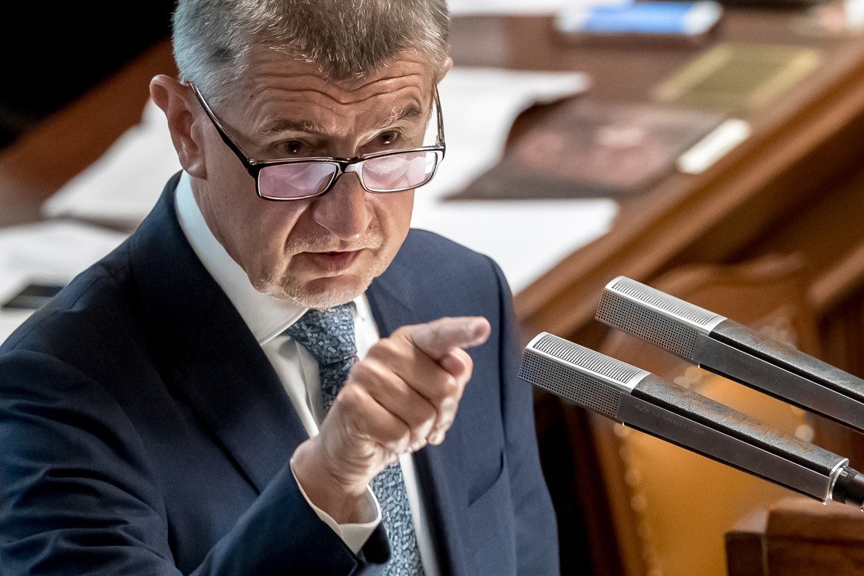 Vláda ustála hlasování o nedůvěře, schůze trvala 17 hodin
