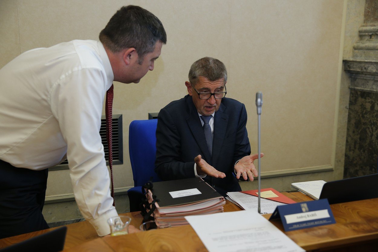 Koaliční smlouva platí, ujistil Babiš po jednání s Hamáčkem