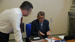 Koaliční smlouva platí, ujistil Babiš po jednání s Hamáčkem