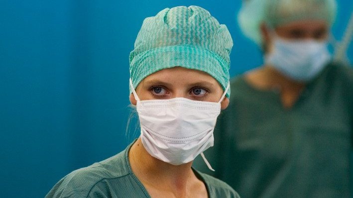 Okresní nemocnice přeplácejí lékaře, samy se však topí v problémech a dluzích