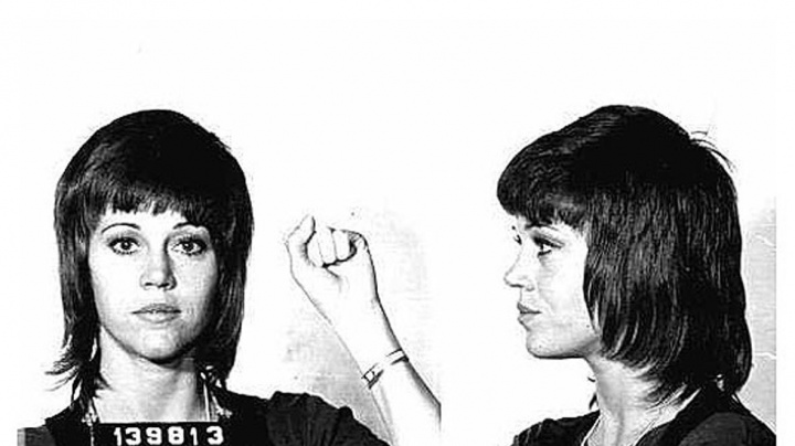 Když slavní musí pózovat - na policejní stanici