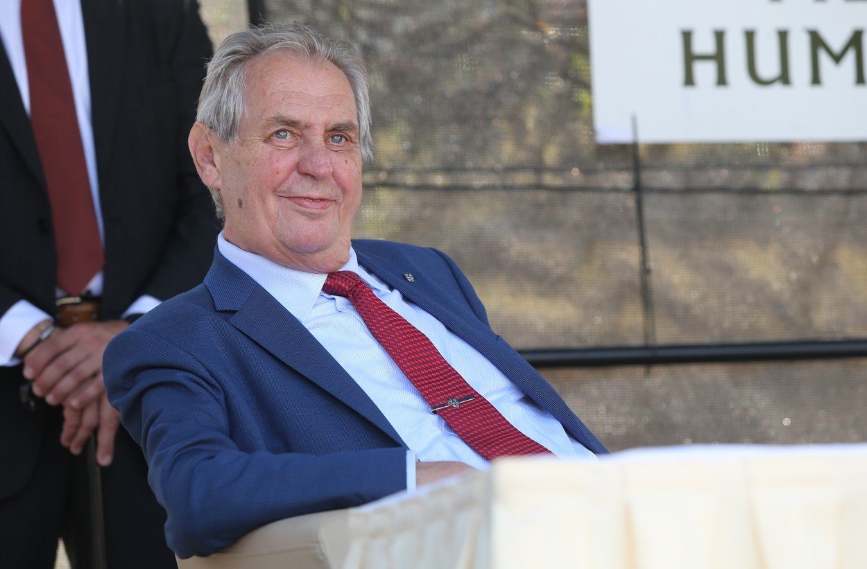Senátoři doklepnou žalobu na Zemana až po schůzkách ohledně ministra Staňka