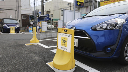 Japonci si půjčují auta ve velkém, nikam s nimi ale nejezdí. Co v nich dělají?