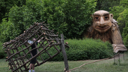 Umělec schovává po lesích obří sochy trollů. Mají naučit lidi recyklovat
