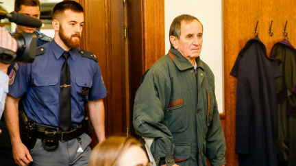 Případ seniora, který pokácel stromy na trať, pokračuje