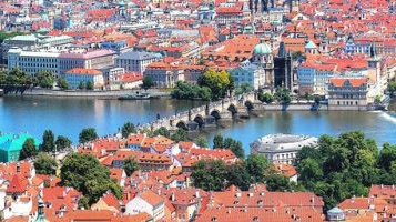 Praha versus Čína. Z přílivu čínských turistů těží do značné míry opět čínské firmy
